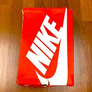 Women’s Nike shoe- white